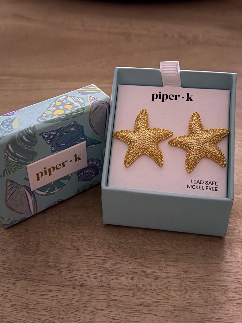 piper·k Gold Starfish Stud Earrings - Picture 4 of 6